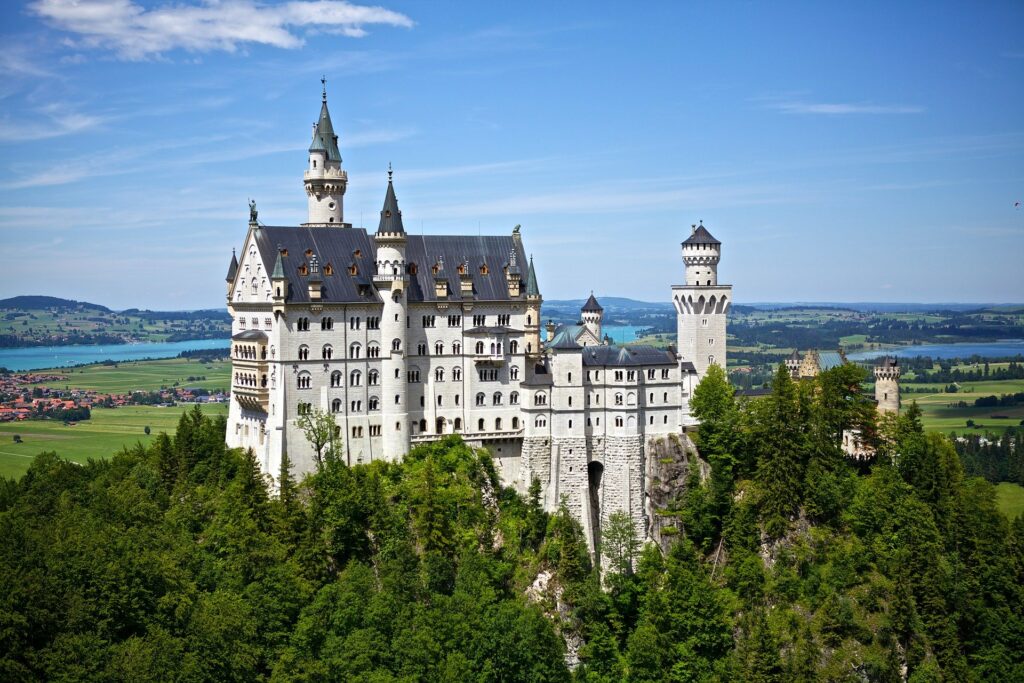 Schloss Neuschwanstein oberhalb von Hohenschwangau bei Fuessen