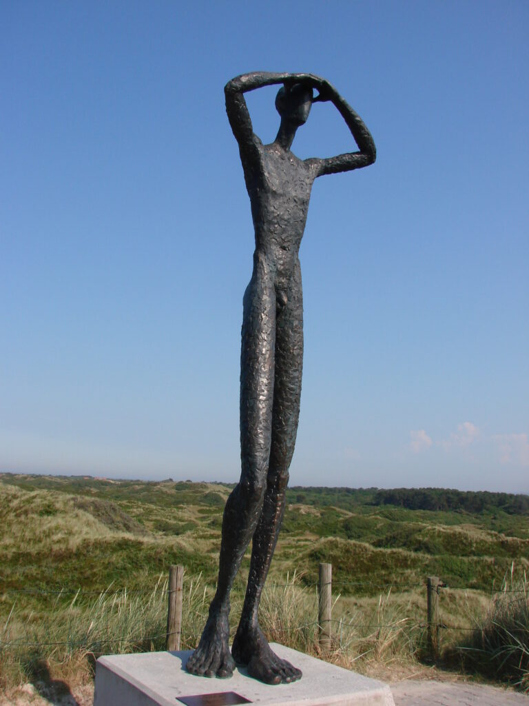 Bronzeplastik de Utkieker von Hannes Helmke auf der Aussichtsdüne