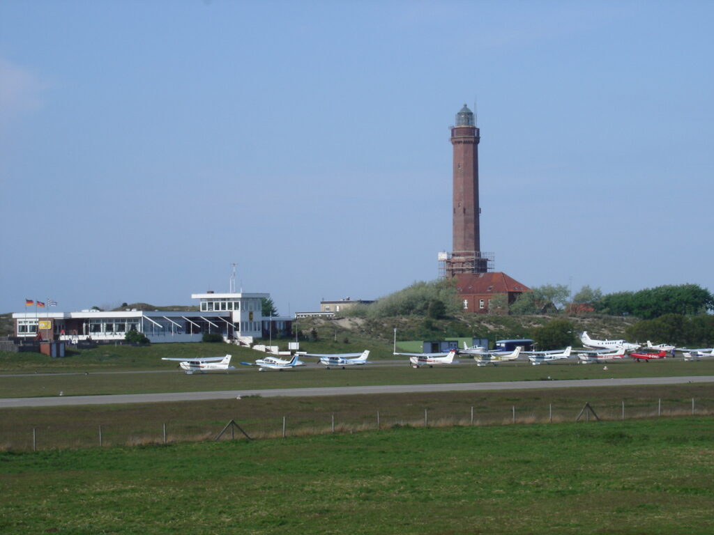 Flughafen Norderney mit Leuchtturm