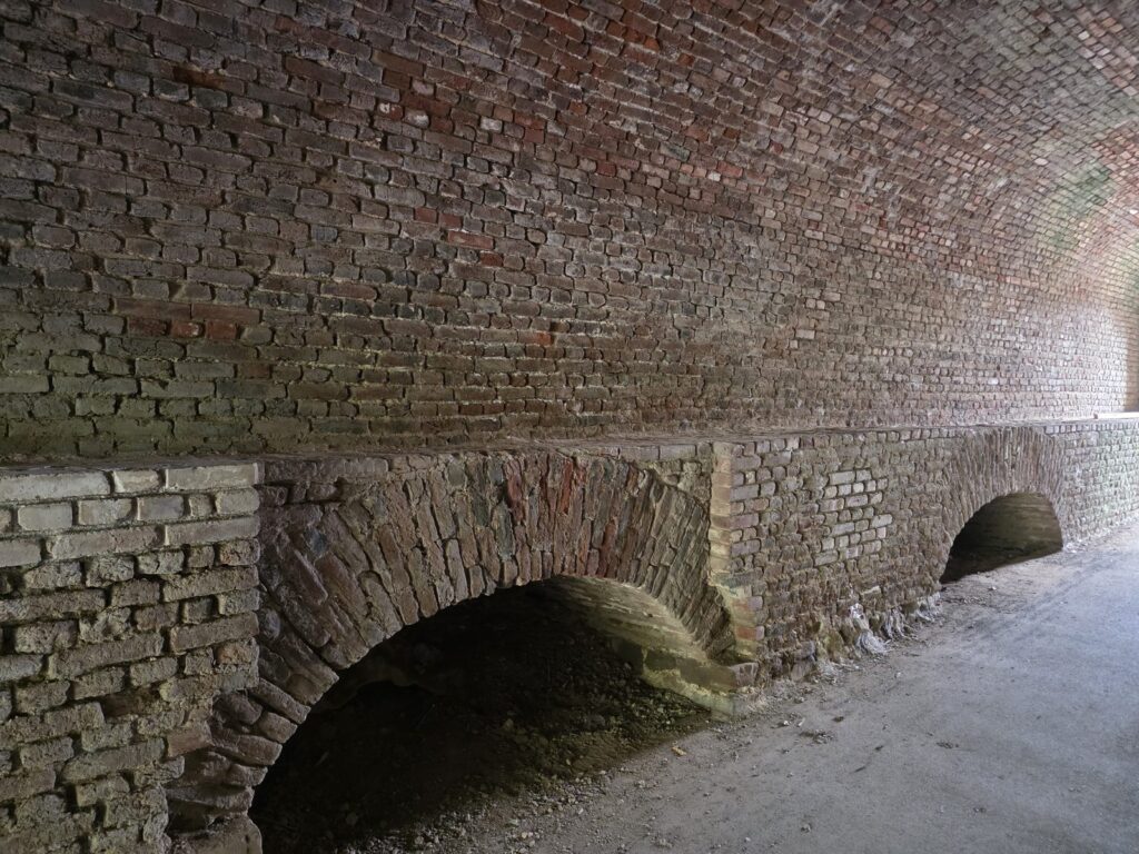 Begehbares Ziegelgewölbe der historischen Festungsanlage