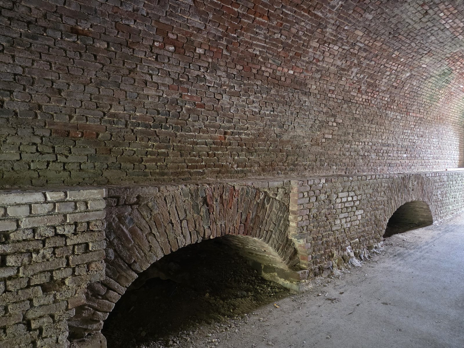 Begehbares Ziegelgewölbe der historischen Festungsanlage