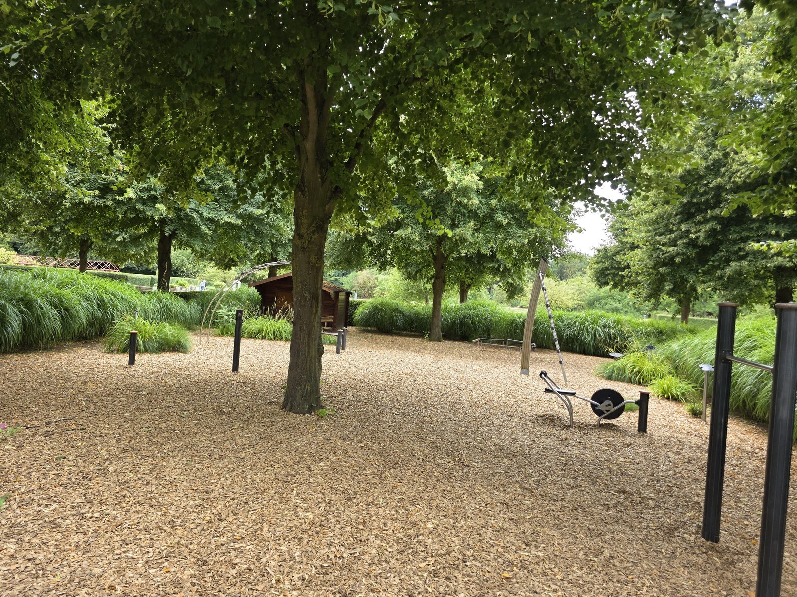 Schattiger Spielbereich mit Balanciergeräten im Brückenkopf-Park