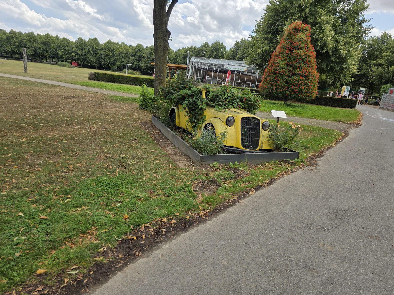 Bepflanzter Oldtimer als Blickfang in der Gartenanlage des Brückenkopf-Parks