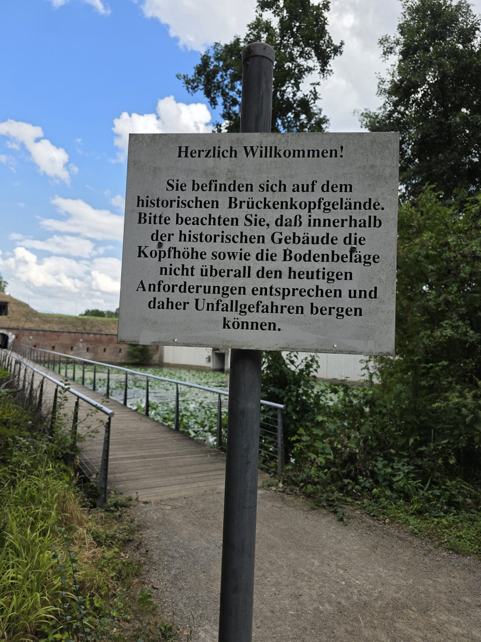 Hinweisschild am Zugang zum historischen Brückenkopfgelände