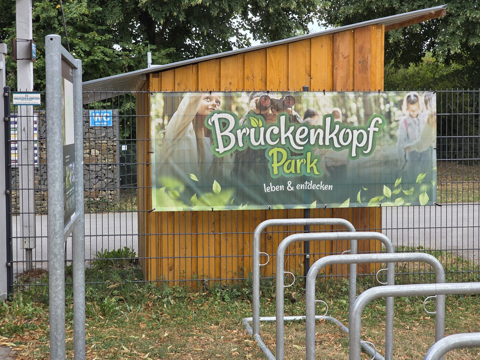 Eingangsbereich des Brückenkopf-Parks Jülich mit Fahrradständern