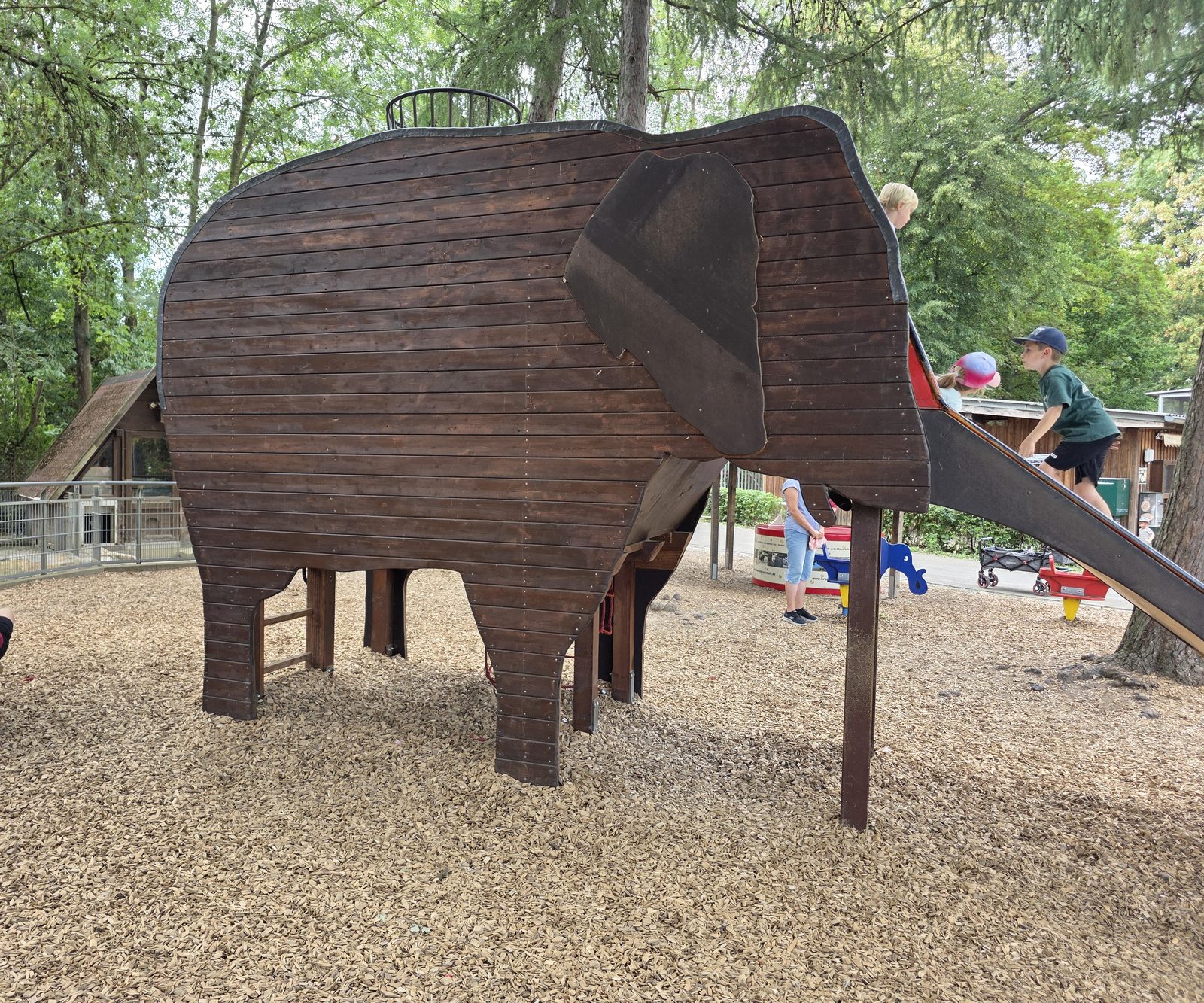 Hölzerner Kletterelefant auf dem Spielplatz im Brückenkopf-Park