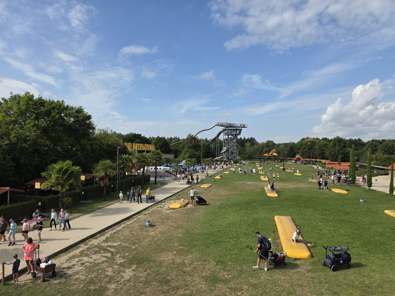 Blick über die Spielwiese im Irrland mit Sprungkissen und Aussichtsturm