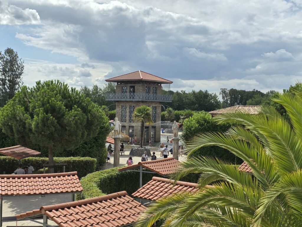 Römischer Turm im Wasserspielplatz des Irrland