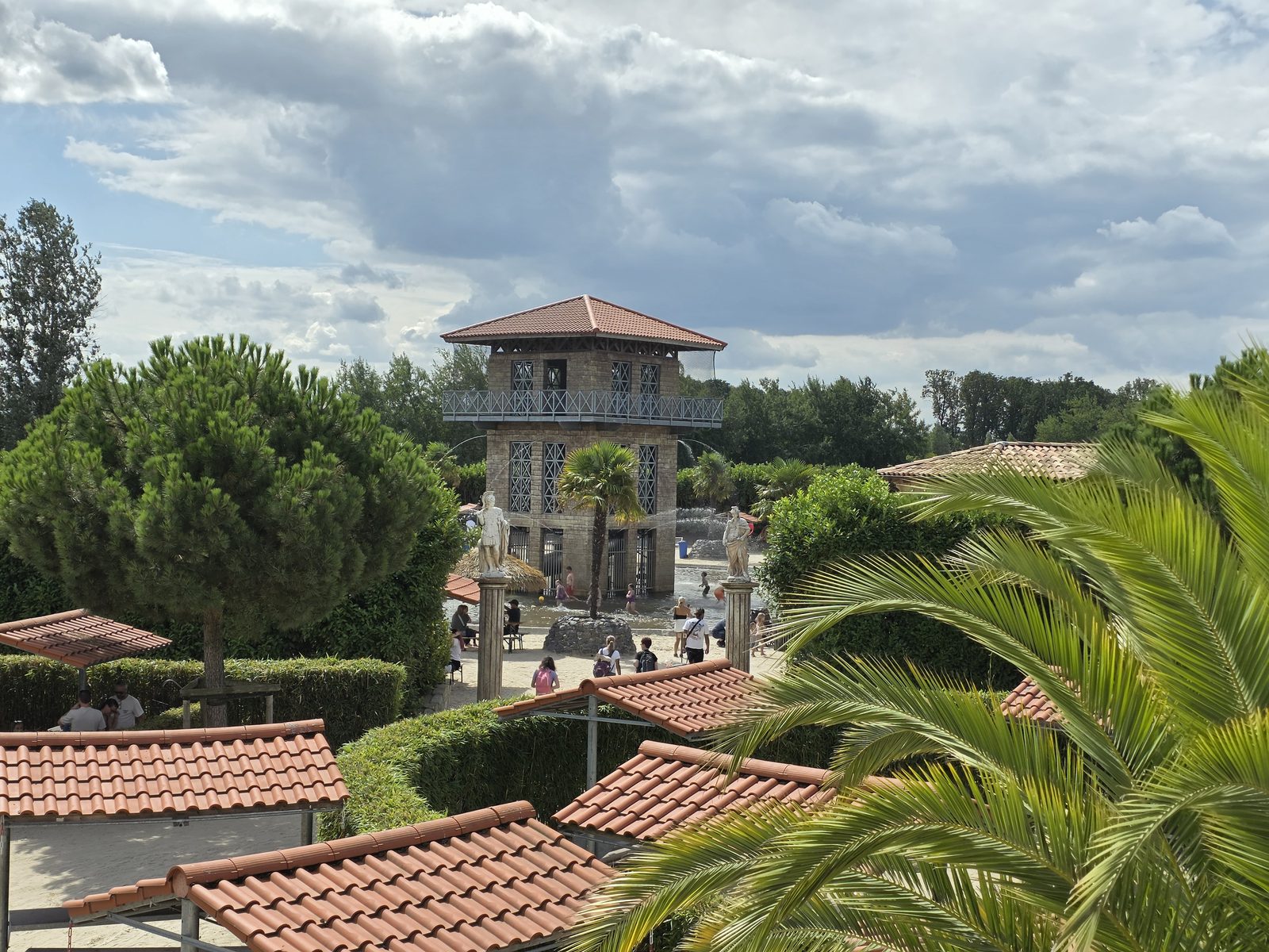 Römischer Turm im Wasserspielplatz des Irrland