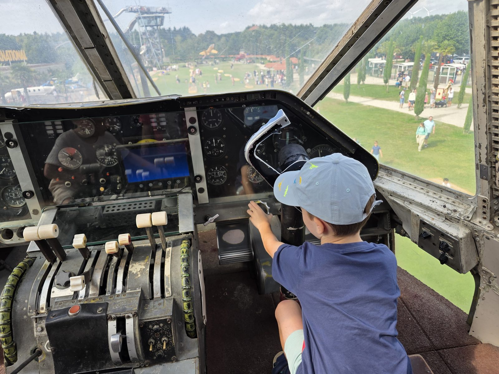 Begehbares Flugzeugcockpit im Irrland mit Blick über die Spielwiese