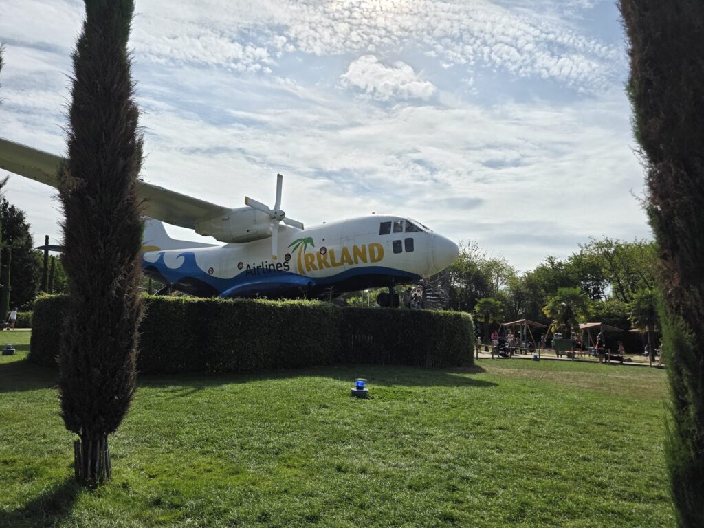 Flugzeug „Irrland Airlines" als Spielgerät
