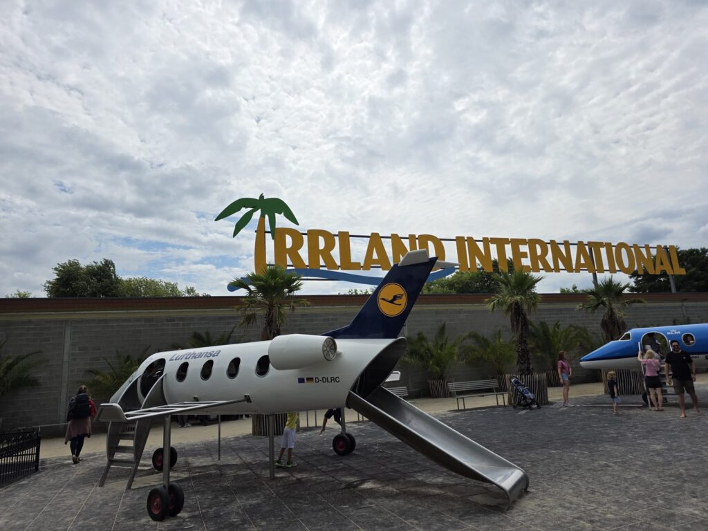 Airport-Bereich des Irrland mit Flugzeugen und Rutsche