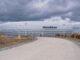 Allianz Arena in München von vorn mit Zuweg und bewölktem Himmel