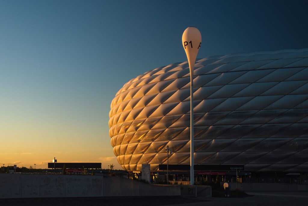 Rautenförmige Folienhülle der Allianz Arena im warmen Abendlicht