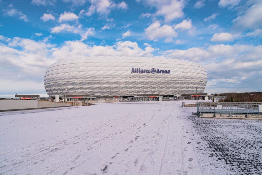 Verschneiter Vorplatz vor der Allianz Arena bei blauem Winterhimmel
