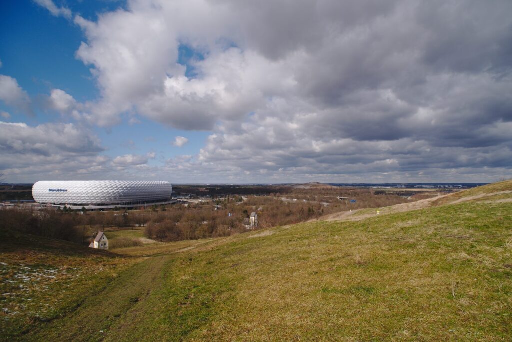 Blick vom Fröttmaninger Berg über die Heide zur Allianz Arena