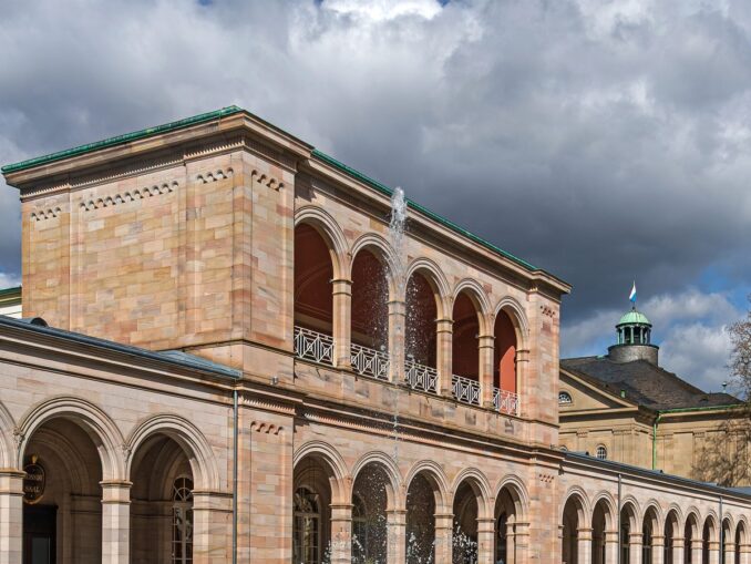 Arkadenbau in Bad Kissingen mit Springbrunnen und blühenden Tulpenbeeten
