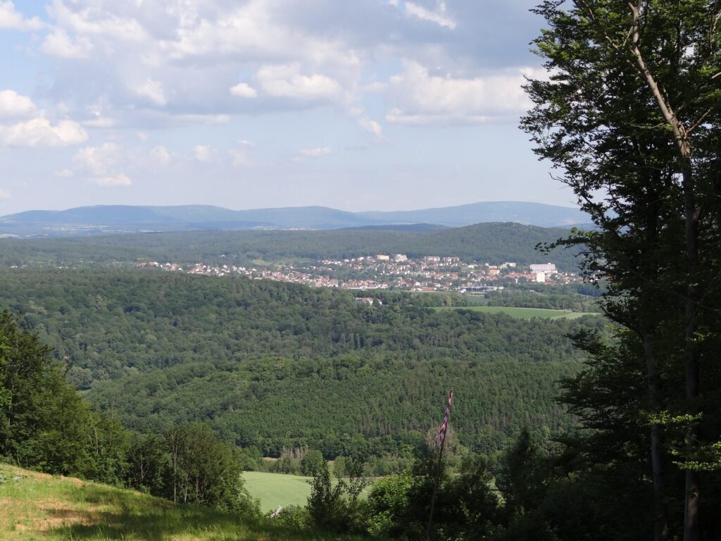 Blick von bewaldeter Höhe über das Saaletal auf die Stadt Bad Kissingen
