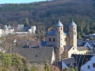 Stiftskirche, Burg und Johannistor von Bad Münstereifel vor bewaldeten Hängen