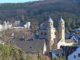 Stiftskirche, Burg und Johannistor von Bad Münstereifel vor bewaldeten Hängen