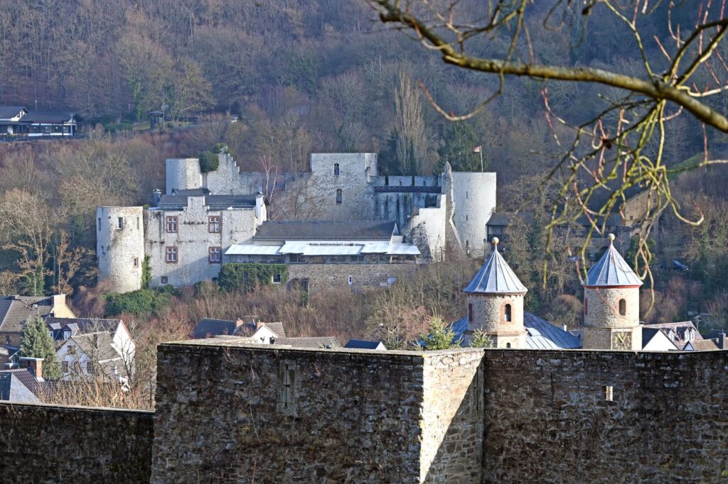 Burg Münstereifel oberhalb der erhaltenen Stadtmauer im Winter