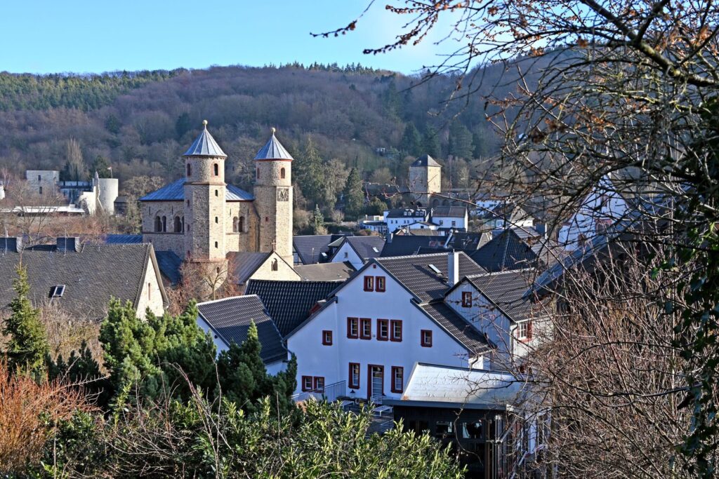 Doppeltürme der Stiftskirche St. Chrysanthus und Daria über den Dächern