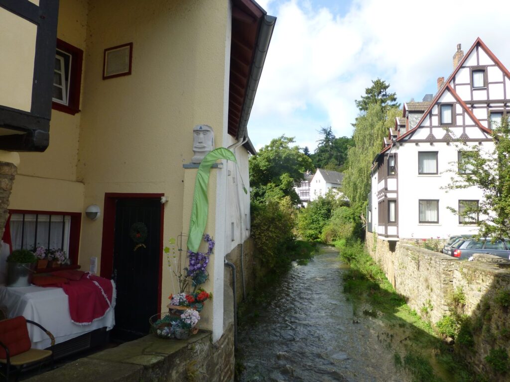 Die Erft fließt im Sommer zwischen Fachwerkhäusern durch Bad Münstereifel
