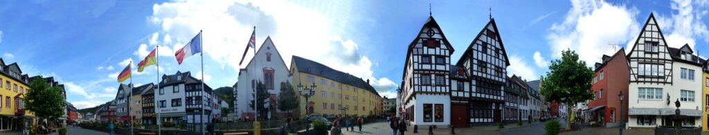Panorama des Marktplatzes von Bad Münstereifel mit Fachwerkhäusern und Kirche