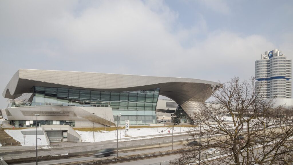 BMW Welt mit geschwungenem Dach und Hochhaus Vierzylinder an einem Wintertag