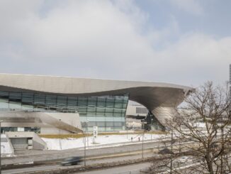 BMW Welt mit geschwungenem Dach und Hochhaus Vierzylinder an einem Wintertag