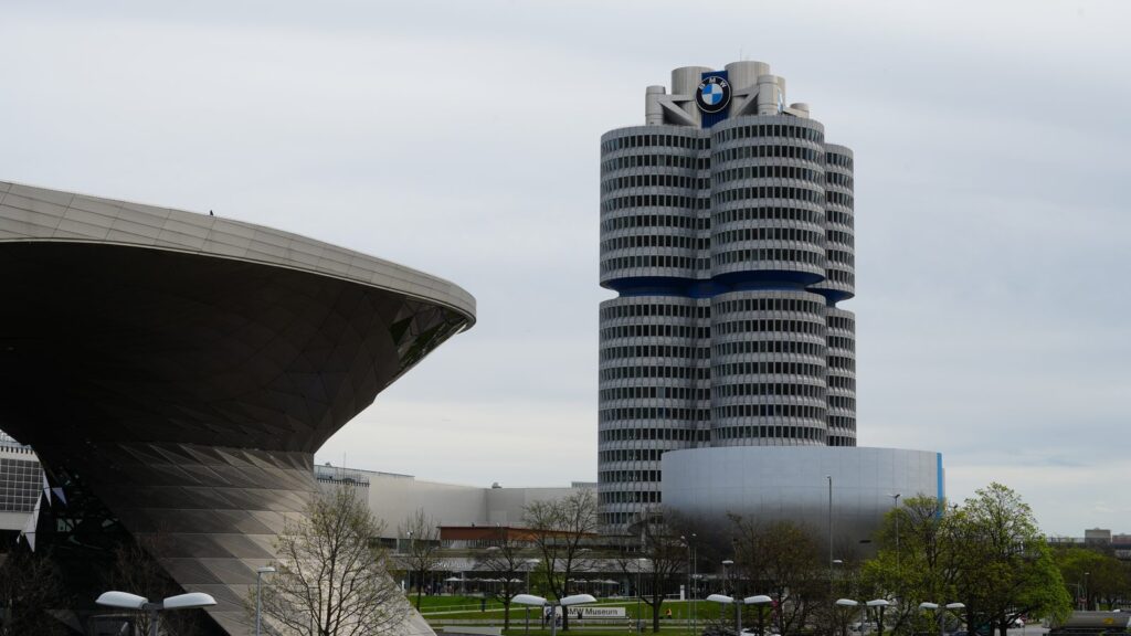 Doppelkegel der BMW Welt, Hochhaus Vierzylinder und Schale des BMW Museums