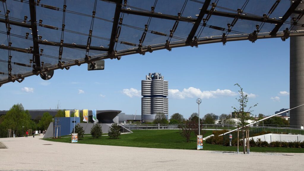 Blick aus dem Olympiapark unter dem Zeltdach hindurch zum BMW Vierzylinder