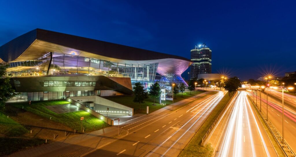 BMW Welt und Vierzylinder bei Nacht mit Lichtspuren auf dem Mittleren Ring