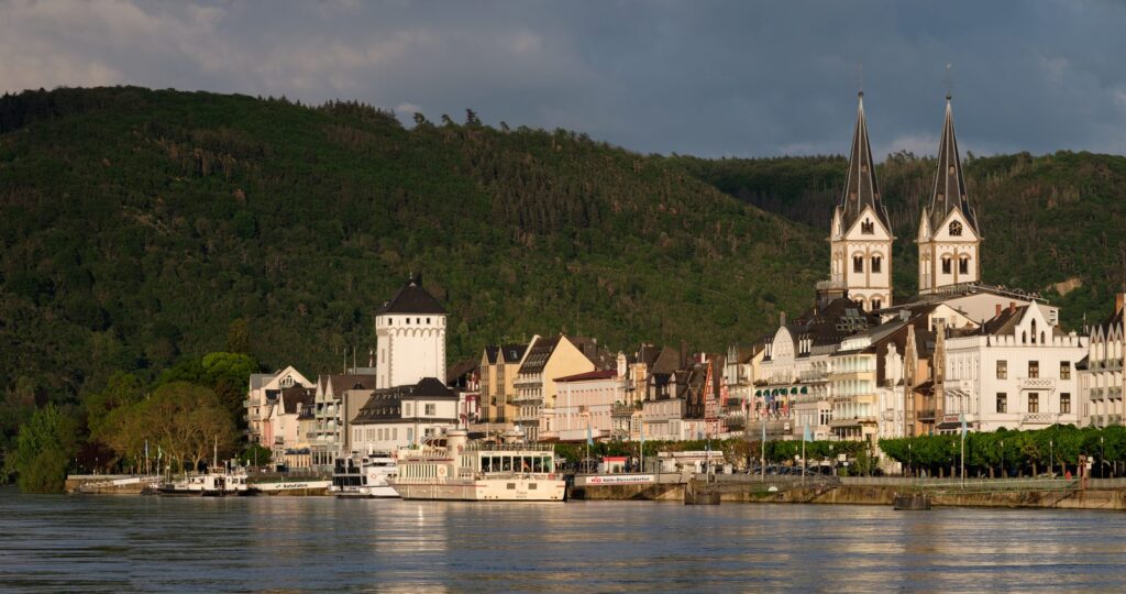 Altstadt von Boppard mit Doppelturmkirche und Rheinufer im warmen Abendlicht