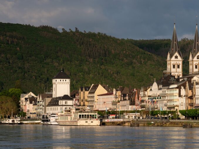 Altstadt von Boppard mit Doppelturmkirche und Rheinufer im warmen Abendlicht