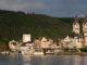 Altstadt von Boppard mit Doppelturmkirche und Rheinufer im warmen Abendlicht
