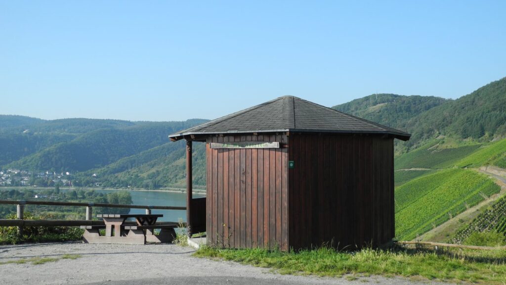 Schutzhütte am Mandelstein über Boppard mit Weinbergen und Blick auf den Rhein