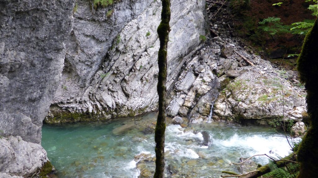 Türkisgrüner Gumpen der Breitach zwischen hellen Kalkfelswänden in der Klamm