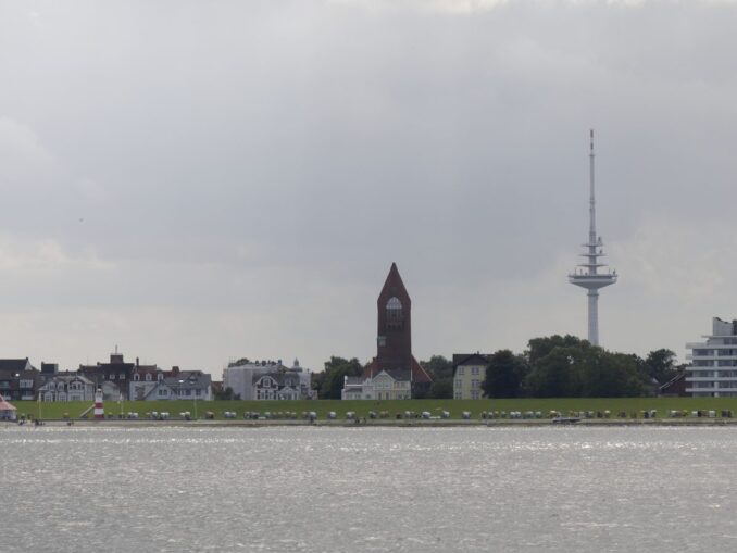 Strandpromenade von Cuxhaven mit Strandkörben, Kirchturm und Funkturm vom Wasser aus