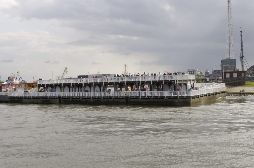 Aussichtsplattform Alte Liebe am Cuxhavener Elbufer mit Besuchern