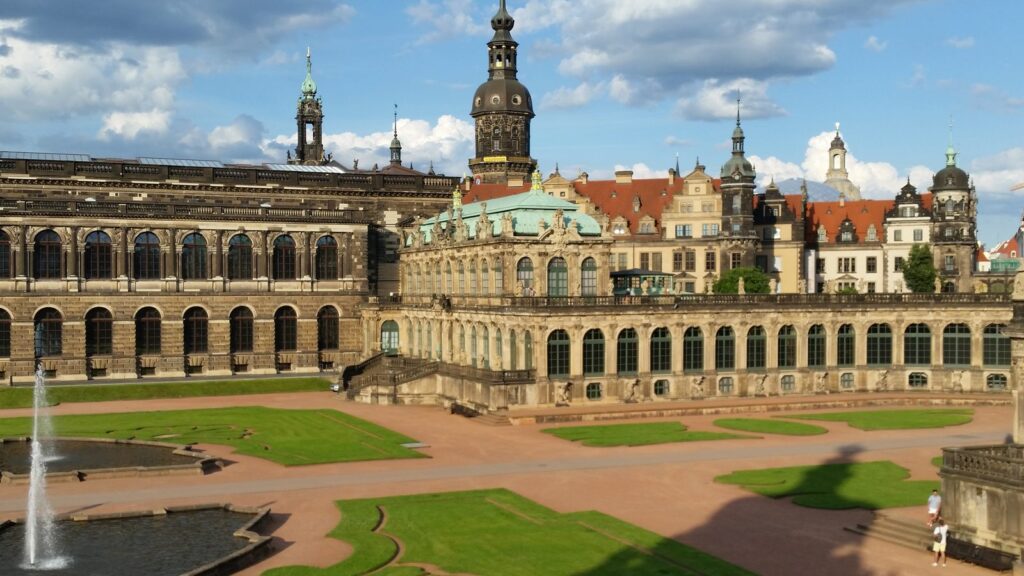 Zwingerhof in Dresden mit Springbrunnen, Bogengalerie und Türmen des Residenzschlosses