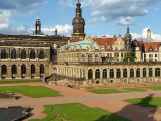 Zwingerhof in Dresden mit Springbrunnen, Bogengalerie und Türmen des Residenzschlosses