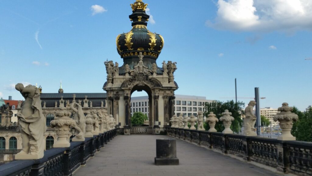 Kronentor des Zwingers mit vergoldeter Krone vom Wallgang aus gesehen