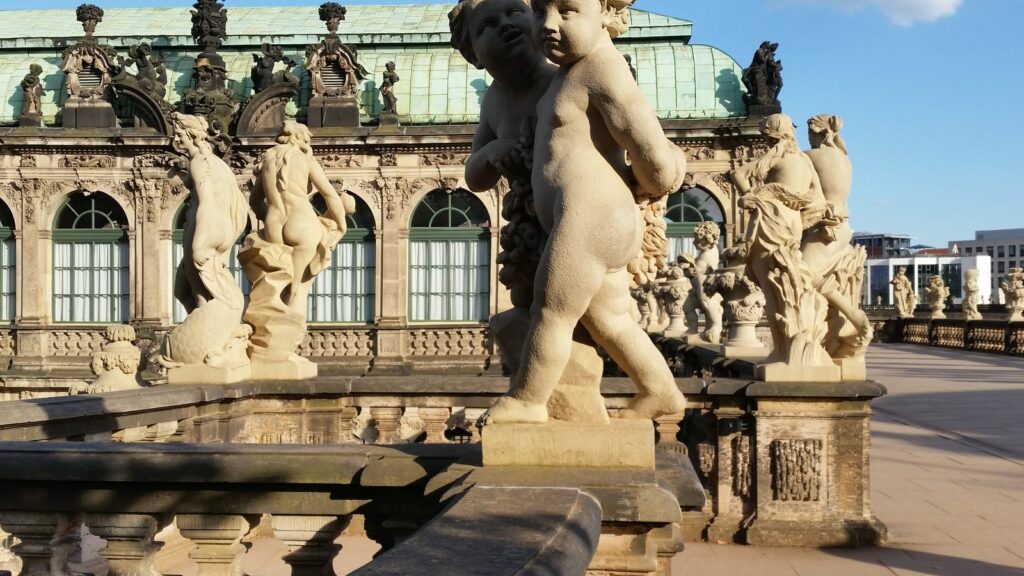 Barocke Putten- und Nymphenfiguren auf der Balustrade vor der Bogengalerie