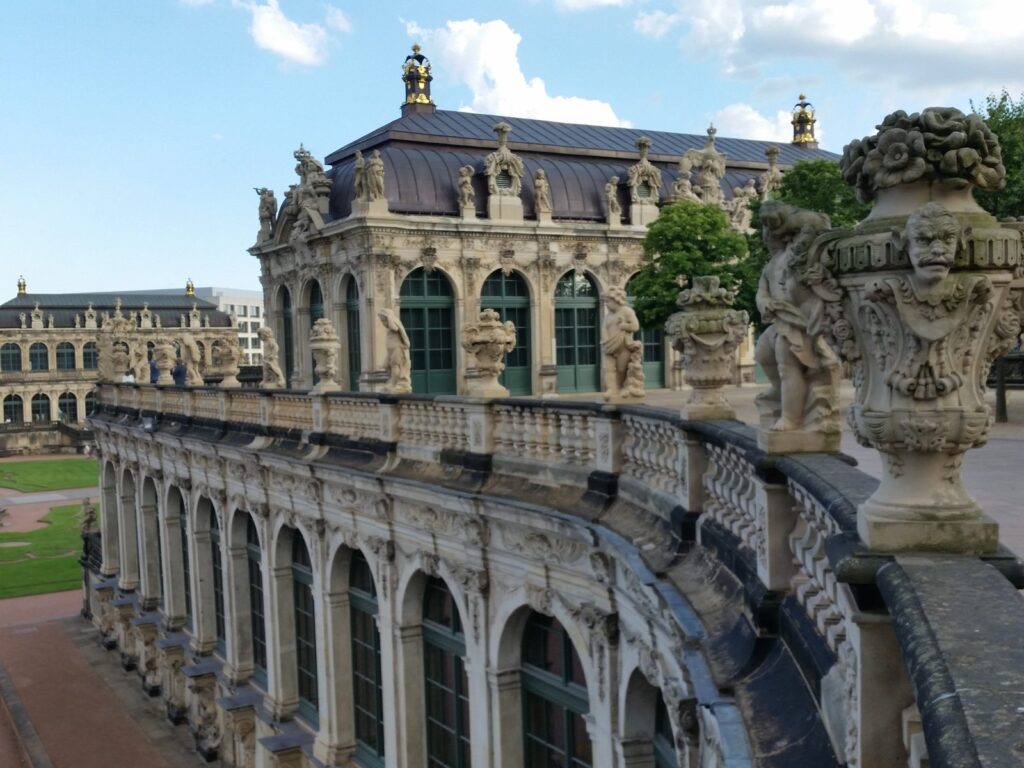 Bogengalerie des Zwingers mit Balustrade und Skulpturen im Sommerlicht