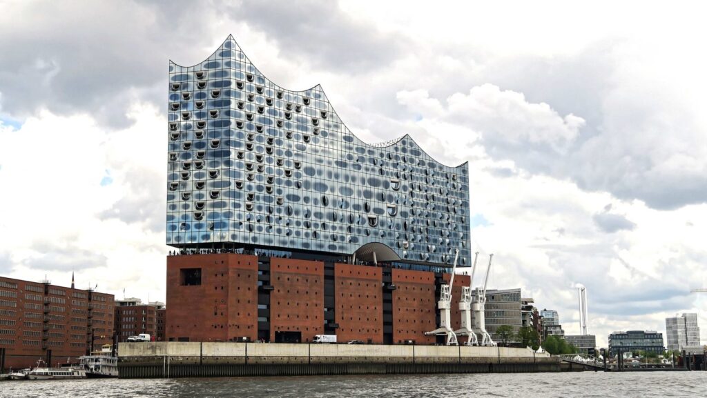 Elbphilharmonie Hamburg mit Glasaufbau und Backsteinsockel von der Elbe aus gesehen