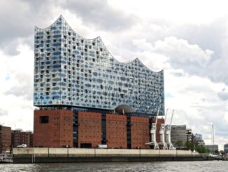 Elbphilharmonie Hamburg mit Glasaufbau und Backsteinsockel von der Elbe aus gesehen