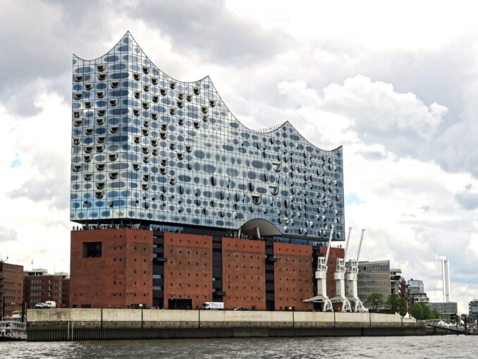 Elbphilharmonie Hamburg mit Glasaufbau und Backsteinsockel von der Elbe aus gesehen