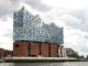 Elbphilharmonie Hamburg mit Glasaufbau und Backsteinsockel von der Elbe aus gesehen