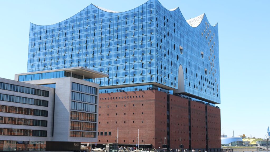 Elbphilharmonie im Sonnenlicht mit Plaza-Ebene über dem roten Kaispeicher am Sandtorhafen